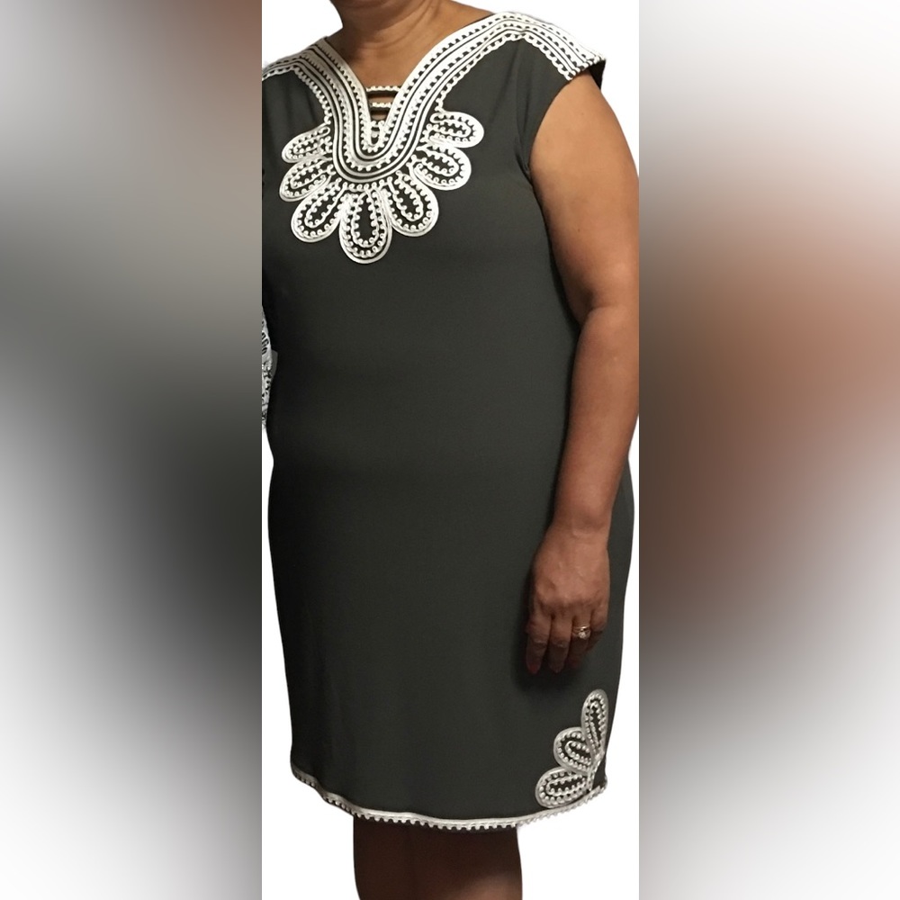 AlfaniEmbroidery trim dress, olive green with white trim